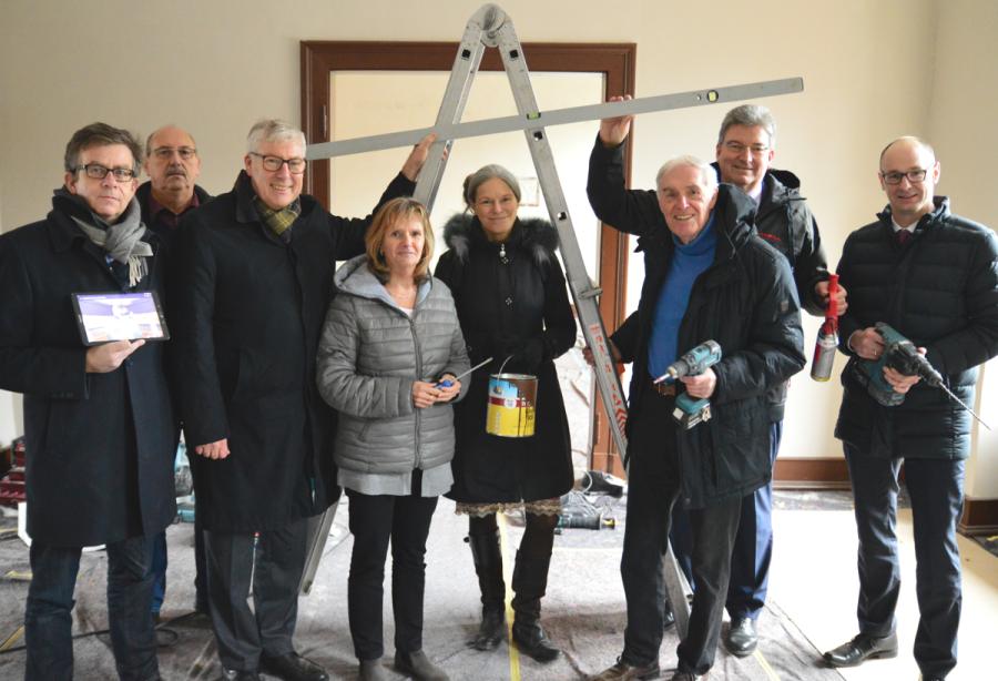 Würden auf der Baustelle am liebsten selbst mit anpacken (von links): Ulrich Hermanns (Ausstellung Medien Transfer GmbH), Manfred Kalmlage (Kreisheimatbund Bersenbrück), Bernd Heinemann (Kreissparkasse Bersenbrück), Brigitte Damm (Amt für regionale Landesentwicklung Weser-Ems), Sabine Schorman (Niedersächsische Sparkassenstiftung), Franz Buitmann (Kreisheimatbund Bersenbrück), Kreisrat Matthias Selle und Lars Pfeilsticker (Kreissparkasse Bersenbrück).