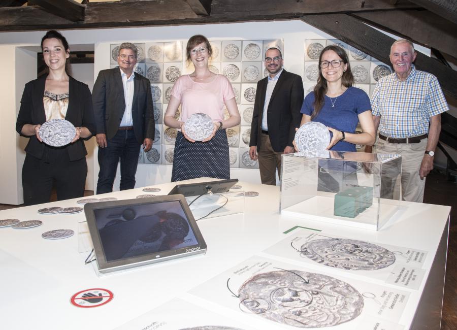 Stolz auf die neue Sonderausstellung im Museum im Kloster (von links nach rechts): Mareike Jans (Universität Osnabrück), Kreisrat Matthias Selle, Anna Philine Schöpper (Niedersächsisches Landesarchiv), PD Sebastian Steinbach (Münzkabinett Hannover), Judith Franzen (Stadt- und Kreisarchäologie) und Franz Buitmann (Kreisheimatbund Bersenbrück).