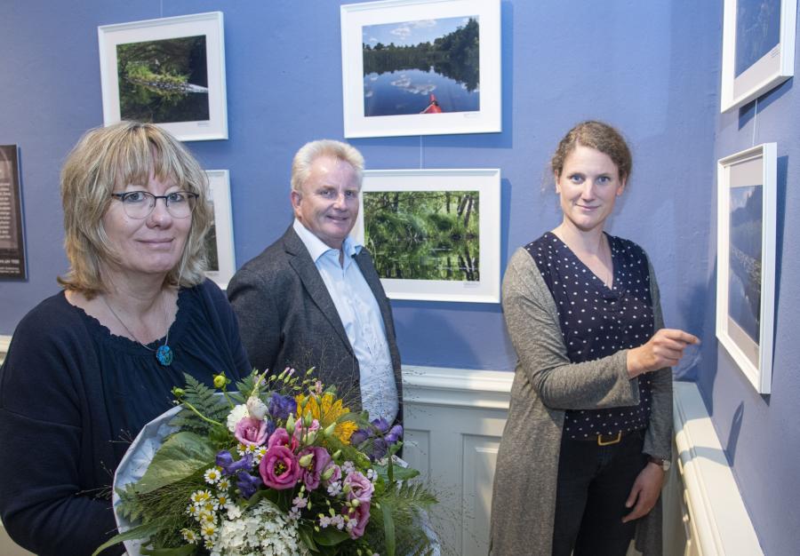 Einen Blumenstrauß zum Dank erhielt Frauke Gläser (links) nach dem Ausstellungsaufbau im Museum im Kloster von Burkhard Fromme und Katharina Pfaff (beide Kulturbüro des Landkreises Osnabrück). Foto: Hermann Pentermann/Landkreis Osnabrück.