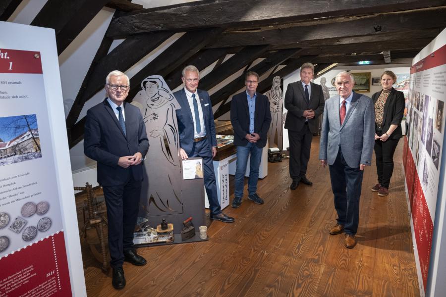 Freuen sich über die Ausstellung zu „800 Jahre Bersenbrücker Geschichte“: Bersenbrücks Ehrenbürger Hans-Gert Pöttering, Stadtbürgermeister Christian Klütsch, Leiter der Stadt- und Kreisarchäologie Axel Friederichs, Kreisrat Matthias Selle, Franz Buitmann von der Planungsgruppe 800 Jahre Bersenbrück und Katharina Pfaff vom Kulturbüro des Landkreises. Foto: Landkreis Osnabrück/Hermann Pentermann