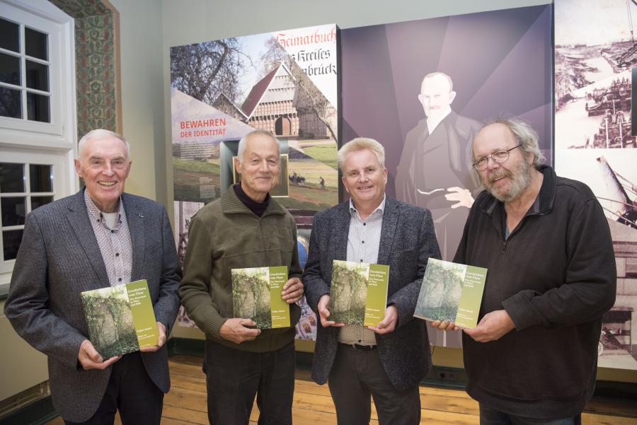 Präsentierten gemeinsam „Geschichten vom Fluss“ im Museum im Kloster in Bersenbrück (von links): Franz Buitmann (Vorsitzender Kreisheimatbund Bersenbrück), Autor Volker Issmer, Burkhard Fromme (Leiter Kulturbüro Landkreis Osnabrück) und Verleger Alfred Büngen. Foto: Landkreis Osnabrück/Uwe Lewandowski