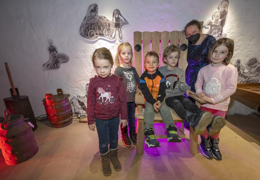 Kinder aus der Bersenbrücker Kita „Zur Freude“ testeten den von Sabine Meyer erdachten Märchenstuhl im Museum im Kloster. Dort wurde der Prototyp im Beisein von Vertretenden der Tischlerei, des Tonstudios und der Förderinstitutionen eingeweiht. Foto: Landkreis Osnabrück/Hermann Pentermann