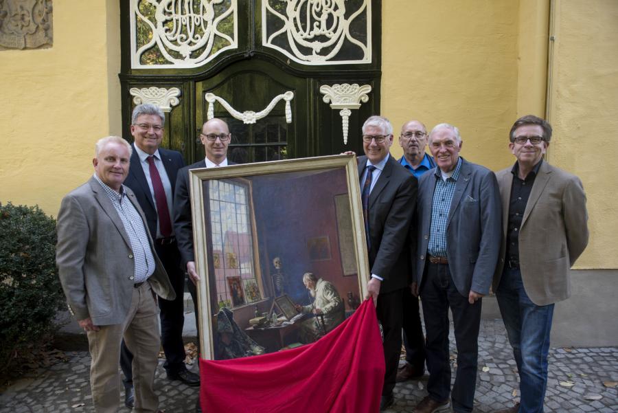 Das Museum im Kloster in Bersenbrück ist der neue Standort für ein Gemälde von Franz Hecker. Jetzt erfolgte die Übergabe. Daran nahmen teil (von links): Burkhard Fromme (Kulturbüro, Landkreis Osnabrück), Kreisrat Matthias Selle, Lars Pfeilsticker und Bernd Heinemann (beide Kreissparkasse Bersenbrück), Manfred Kalmlage (Heimatverein Bersenbrück), Franz Buitmann (Kreisheimatbund Bersenbrück) und Ulrich Hermanns (Ausstellung Medien Transfer GmbH).