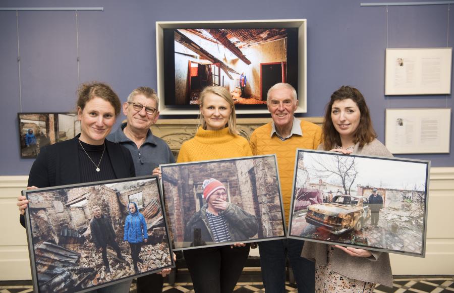 Katharina Pfaff, Bernard Wolinski (beide Museum im Kloster), Ludmilla Schneider, Franz Buitmann (Kreisheimatbund Bersenbrück) und Lena Kreifelts-Dieckmeyer (von links) präsentieren die eindrucksvollen Portraits des ukrainischen Fotografen Andriy Oleksienko.  Foto: Landkreis Osnabrück/Uwe Lewandowski