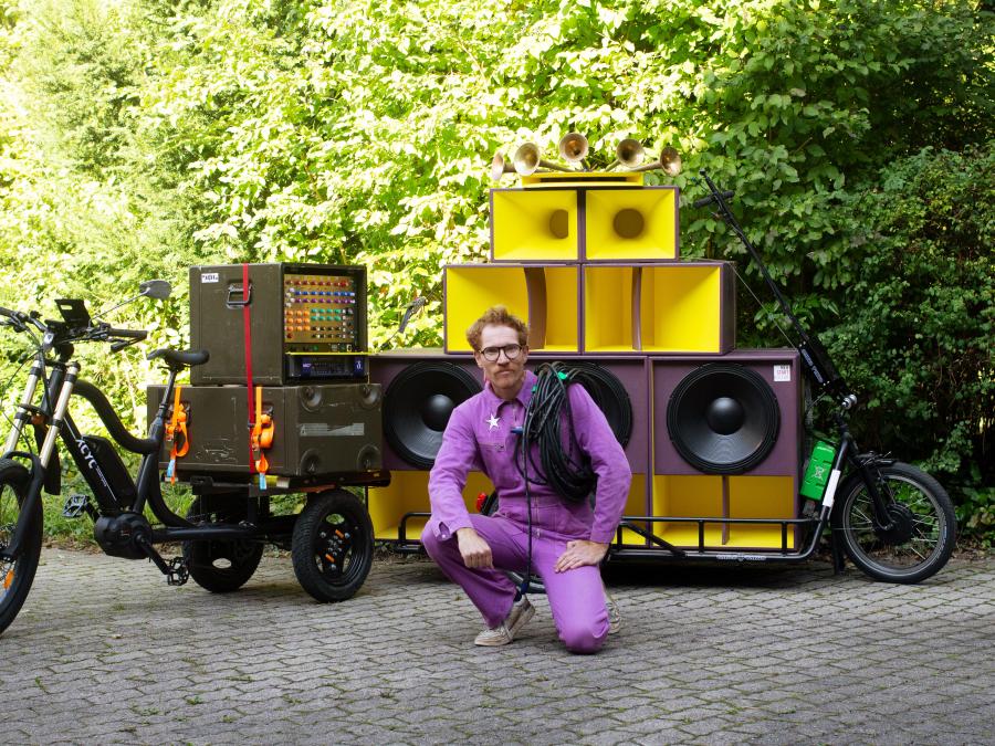 Captain Yossarian wird am 9. September mit seinem Fahrrad-Sound System DUBTRAIN.ONE im Bersenbrücker Museumsgarten für die passende Stimmung zum Ausklang der Ausstellung „Dub Museum“ sorgen. Foto: Manuel da Coll