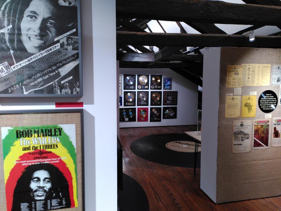 Mit Fotos, Zeitschriften und Plakaten sowie mit Hörstationen und einem Konzertausschnitt zeigt die Ausstellung „Marleyville“ noch bis zum 11.9.2022 auf unterhaltsame Weise die Höhepunkte aus Bob Marleys Karriere. Die Sammlung an Goldenen Schallplatten ist ein besonderes Highlight. Foto: Landkreis Osnabrück