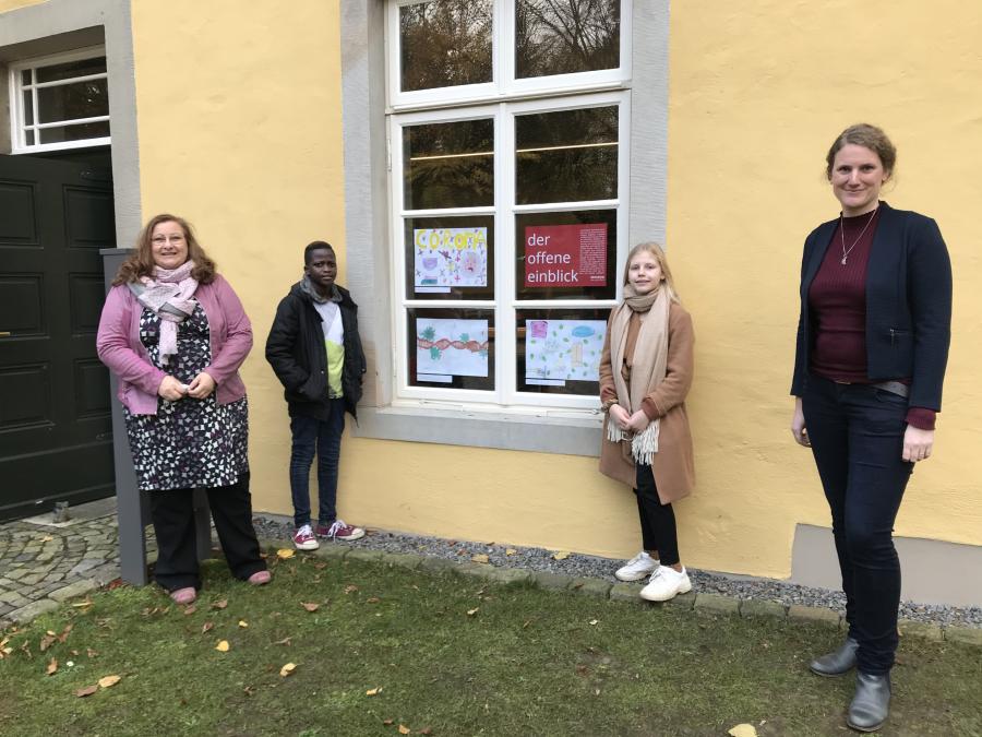 Gemeinsam mit Kunstlehrerin Dr. Susanne Roll und Katharina Pfaff vom Kulturbüro begutachten Mohammed und Leonie ihre Bilder im Fenster. Foto: Bersenbrücker Kreisblatt/Jana Seibel