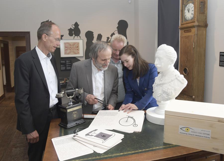 Ein Service für Menschen mit Sehbehinderung: Taktile Bücher ermöglichen es ihnen, die Exponate im Museum im Kloster leichter zu erfassen.