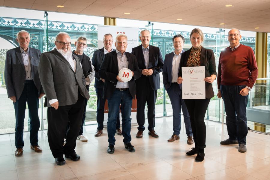 Freuten sich bei der Verleihung des Museumsgütesiegel über die Plakette und die Urkunde (von links): Franz Buitmann (Kreisheimatbund Bersenbrück), Rolf Wiese (Vorsitzender Museumsverband Niedersachsen und Bremen), Bernard Wolinski (Mitarbeiter Museum), Werner Lager (stellvertrender Landrat), Burkhard Fromme (Leiter Kulturbüro), Björn Thümler (Minister für Wissenschaft und Kultur), Johannes Janssen (Stiftungsdirektor Niedersächsische Sparkassenstiftung), Katharina Pfaff (Museumsleiterin) und Manfred Kalmlag