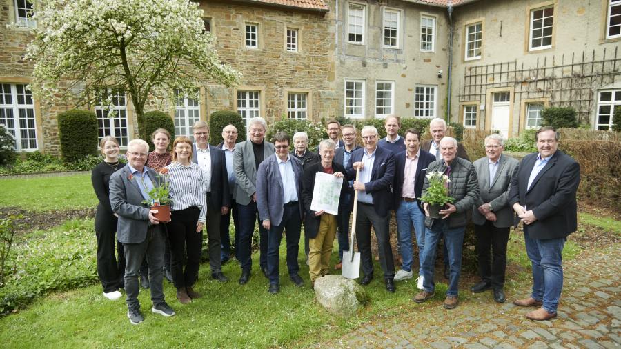 Auf Einladung von Kreisrat Matthias Selle (siebter von links) traf sich das Kuratorium des Museums im Kloster, um die Jubiläumsvorbereitungen im Museumsgarten in Augenschein zu nehmen. Zu den Teilnehmern gehörten Förderer Bernd Heinemann (Kreissparkasse Bersenbrück) als Vertreter der Stiftung der Sparkassen im Landkreis Osnabrück (siebter von rechts) und Gartenbauunternehmer Karsten Igel (vordere Reihe, Mitte).