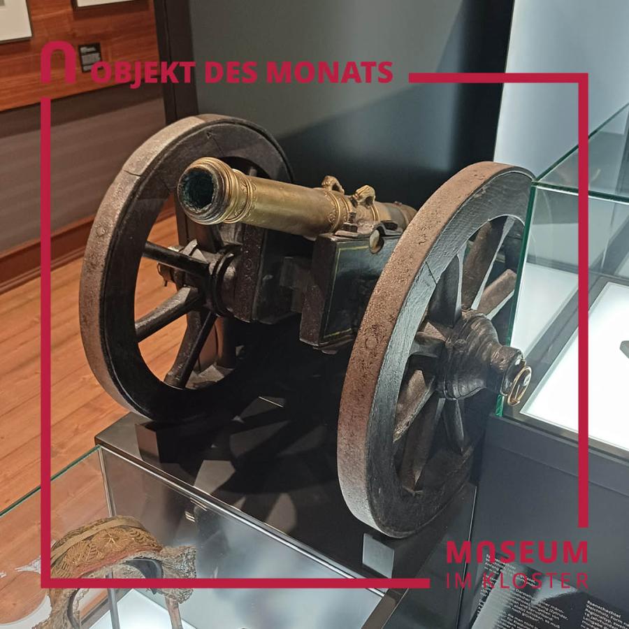 Eine Ansicht einer kleine Kanone im Museum mit rotem Rahmen.