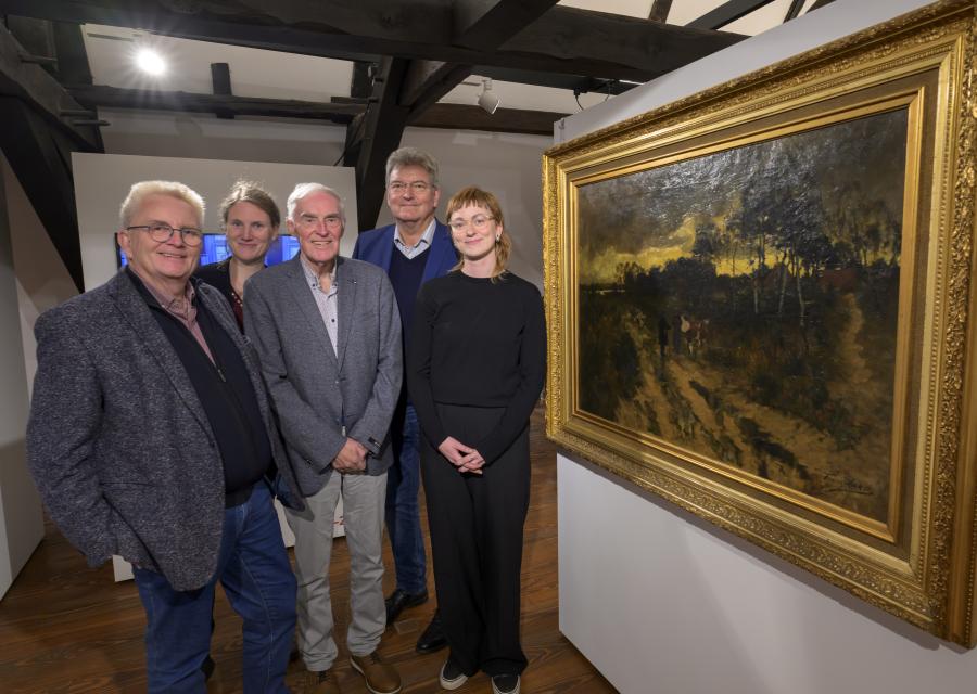 Kulturbüroleiter Burkhard Fromme, Museumsleiterin Katharina Pfaff, der Vorsitzende des Kreisheimatbundes Bersenbrück Franz Buitmann, Kreisrat Matthias Selle und Museumspädagogin Claudia Stuckenberg präsentieren das Gemälde „Herbst“ von Franz Hecker, das der Kreisheimatbund dem Museum im Kloster zum 100. Jubiläum schenkte. Foto: Hermann Pentermann