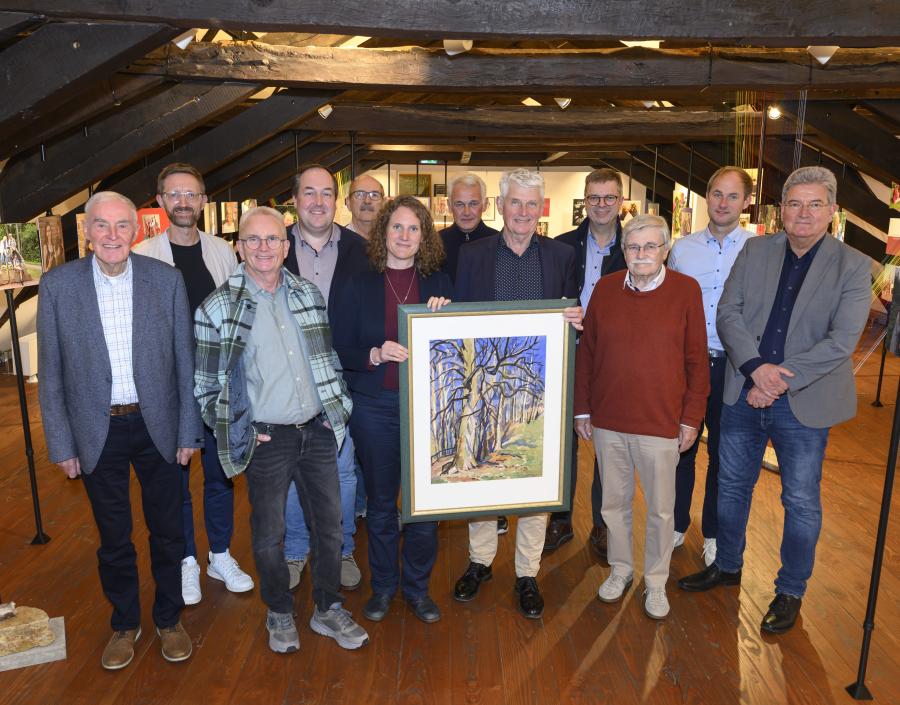  In der Sonderausstellung „Freundschaft/Amitié“ verschafft sich das Kuratorium einen Überblick und präsentiert im Ausblick auf die kommende Ausstellung ein Werk des Künstlers Gerhard Sperling. Foto: Hermann Pentermann/Landkreis Osnabrück