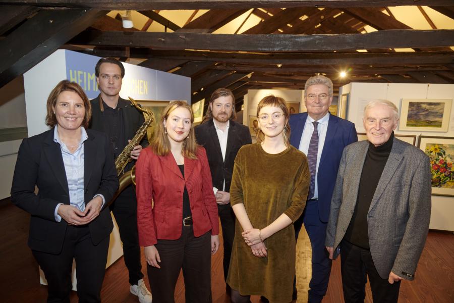  Nahmen an der Ausstellungseröffnung über den Künstler Gerhard Sperling teil (von links): Maren von der Heide (Kreissparkasse Bersenbrück), Saxophonist Matthias Lahrmann, Frida Heunemann (Universität Osnabrück), Sebastian Hohdorf (Amtsgericht Bersenbrück), Claudia Stuckenberg (Landkreis Osnabrück), Kreisrat Matthias Selle und Franz Buitmann (Kreisheimatbund Bersenbrück). Foto: Landkreis Osnabrück/Uwe Lewandowski