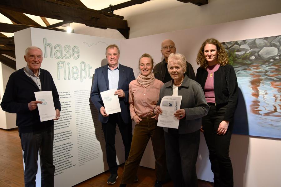 Direkt vor der Eröffnung warfen (von links) Franz Buitmann (Kreisheimatbund Bersenbrück), der stellvertretende Landrat Werner Lager, Regine Wolff, Jürgen Wendt, Mechthild Wendt (alle BBK) und Katharina Pfaff (Landkreis Osnabrück) schon einen Blick in die neue Ausstellung „hase fließt“. Foto: Reinhard Rehkamp