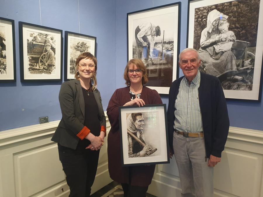 Museumsleitung Claudia Stuckenberg, Künstlerin Sandra Maas und der Vorsitzende des Kreisheimatbundes Bersenbrück Franz Buitmann (von links) präsentieren die Ausstellung „Von Torfstaub gezeichnet“ im Blauen Salon im Museum im Kloster. Foto: Landkreis Osnabrück