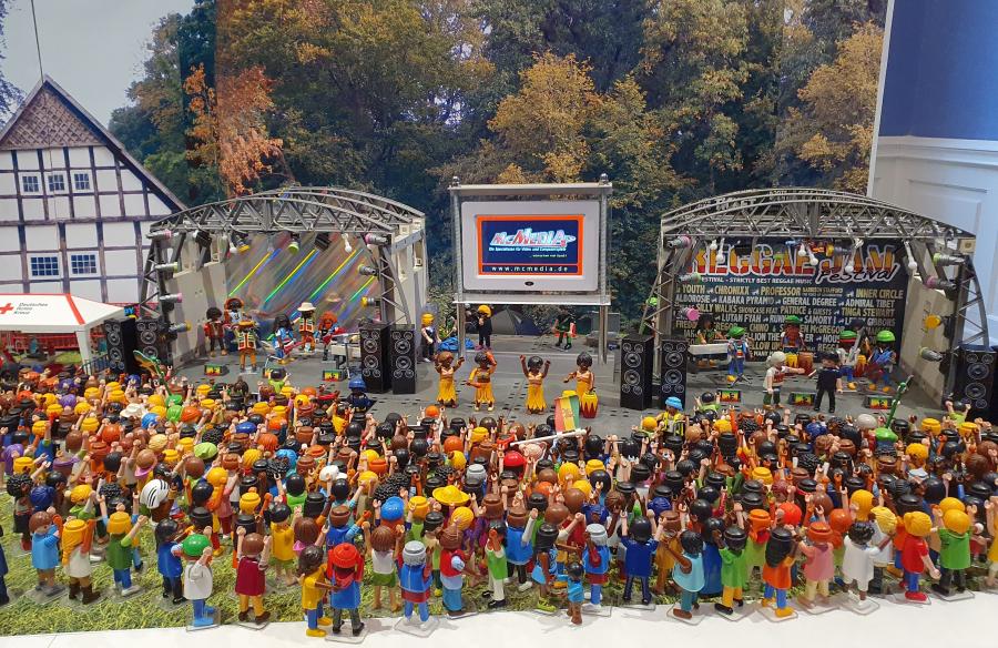 Ausgelassene Festivalstimmung im Museum im Kloster: Während des Reggae Jams kann die Nachbildung des Festivals aus Playmobil bei freiem Eintritt bewundert werden. Foto: Landkreis Osnabrück