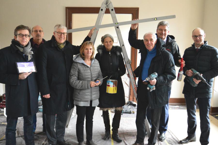 Würden auf der Baustelle am liebsten selbst mit anpacken (von links): Ulrich Hermanns (Ausstellung Medien Transfer GmbH), Manfred Kalmlage (Kreisheimatbund Bersenbrück), Bernd Heinemann (Kreissparkasse Bersenbrück), Brigitte Damm (Amt für regionale Landesentwicklung Weser-Ems), Sabine Schorman (Niedersächsische Sparkassenstiftung), Franz Buitmann (Kreisheimatbund Bersenbrück), Kreisrat Matthias Selle und Lars Pfeilsticker (Kreissparkasse Bersenbrück).