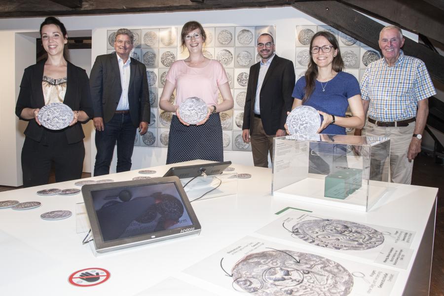 Stolz auf die neue Sonderausstellung im Museum im Kloster (von links nach rechts): Mareike Jans (Universität Osnabrück), Kreisrat Matthias Selle, Anna Philine Schöpper (Niedersächsisches Landesarchiv), PD Sebastian Steinbach (Münzkabinett Hannover), Judith Franzen (Stadt- und Kreisarchäologie) und Franz Buitmann (Kreisheimatbund Bersenbrück).