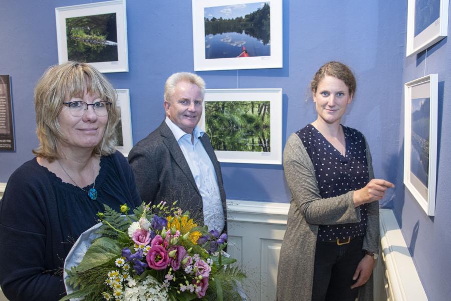 Einen Blumenstrauß zum Dank erhielt Frauke Gläser (links) nach dem Ausstellungsaufbau im Museum im Kloster von Burkhard Fromme und Katharina Pfaff (beide Kulturbüro des Landkreises Osnabrück). Foto: Hermann Pentermann/Landkreis Osnabrück.