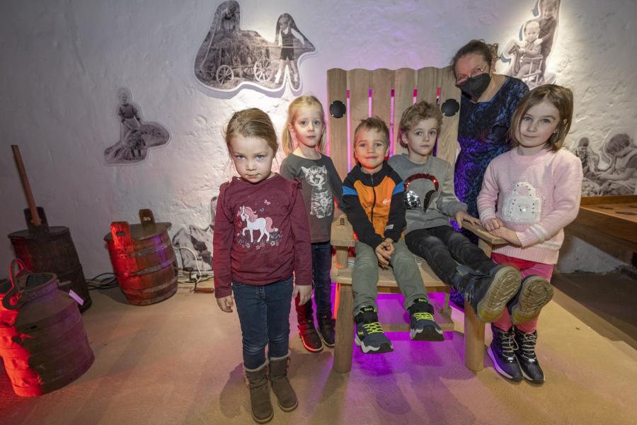 Kinder aus der Bersenbrücker Kita „Zur Freude“ testeten den von Sabine Meyer erdachten Märchenstuhl im Museum im Kloster. Dort wurde der Prototyp im Beisein von Vertretenden der Tischlerei, des Tonstudios und der Förderinstitutionen eingeweiht. Foto: Landkreis Osnabrück/Hermann Pentermann