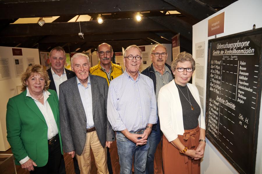 Das Schicksal von Flüchtlingen und Vertriebenen steht im Mittelpunkt einer neuen Ausstellung im Museum im Kloster. An der Eröffnung nahmen teil (von links): Gisela Krieger (Heimatverein Fürstenau), der stellvertretende Landrat Werner Lager, Franz Buitmann (Kreisheimatbund Bersenbrück), Hermann-Josef Bollmann (Heimatverein Alfhausen), Thomas Kaes (Heimat- und Verkehrsverein Bramsche), Manfred Kalmlage (Kreisheimatbund Bersenbrück) sowie Maria Kohrmann-Unfeld (Heimatverein Schwagstorf). Foto: Landkreis Osnabr