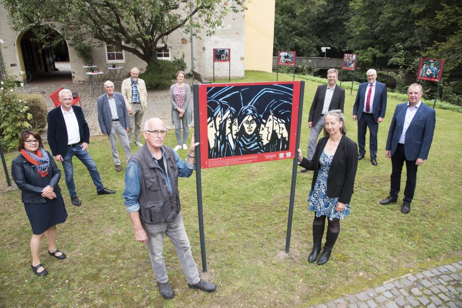 Spannende Perspektiven auf Justus Mösers politisches Wirken bietet die Sonderausstellung von Paul Wessler und Jutta Stalfort (vorne). Im Garten des Museums im Kloster in Bersenbrück wurden die Unterstützer des Projektes empfangen (von links): Manuela Nestroy (Bürgermeisterin Stadt Fürstenau), Christian Klütsch (Bürgermeister Stadt Bersenbrück), Franz Buitmann (Vorsitzender Kreisheimatbund Bersenbrück), Hermann Queckenstedt (Vorstandsmitglied Landschaftsverband Osnabrücker Land), Katharina Pfaff (Kulturbüro 