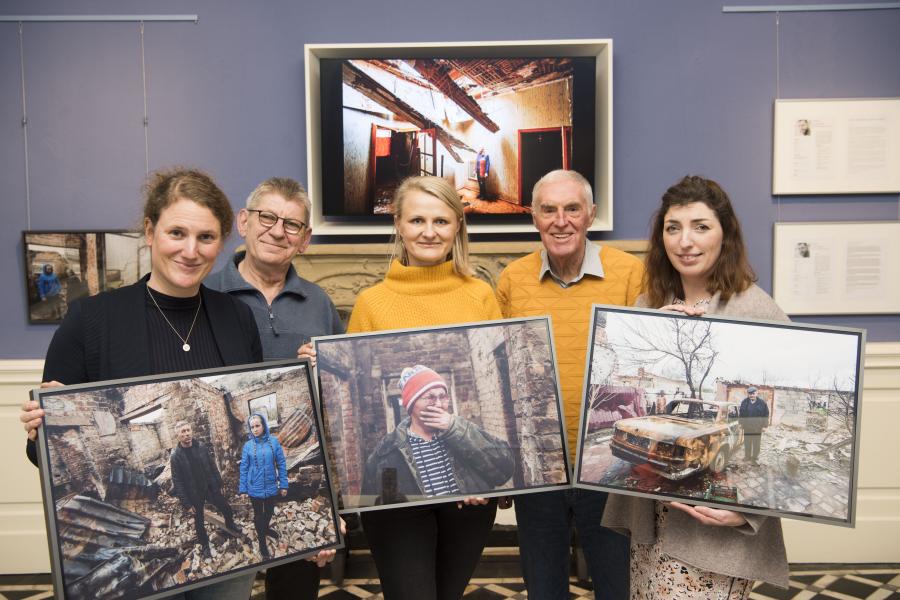 Katharina Pfaff, Bernard Wolinski (beide Museum im Kloster), Ludmilla Schneider, Franz Buitmann (Kreisheimatbund Bersenbrück) und Lena Kreifelts-Dieckmeyer (von links) präsentieren die eindrucksvollen Portraits des ukrainischen Fotografen Andriy Oleksienko.  Foto: Landkreis Osnabrück/Uwe Lewandowski