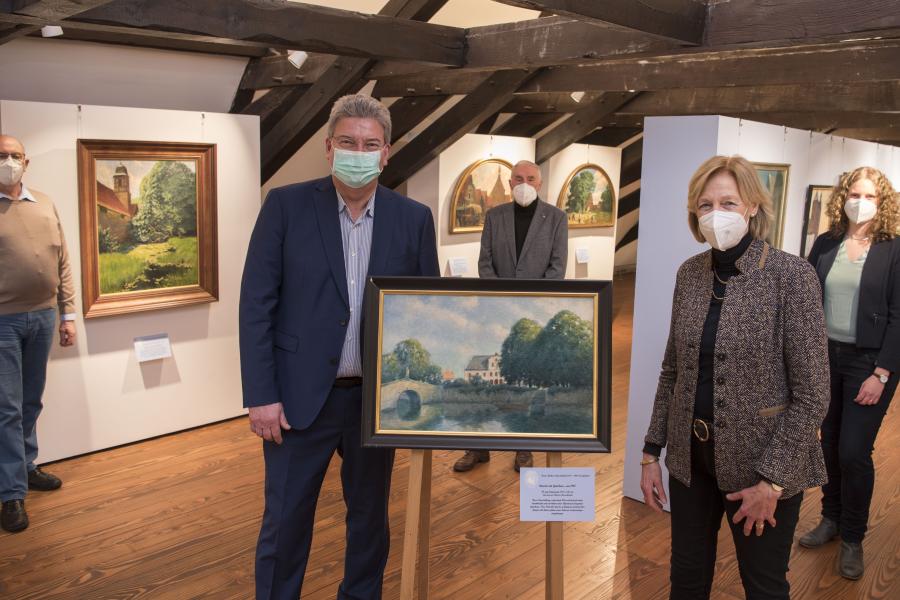 Erfreut über die Eröffnung der neuen Sonderausstellung im Museum im Kloster zeigten sich (von links) Manfred Kalmlage (Kreisheimatbund Bersenbrück), Kreisrat Matthias Selle, Franz Buitmann (Kreisheimatbund Bersenbrück), Kunsthistorikerin Ulrike Hamm und Katharina Pfaff (Kulturbüro Landkreis Osnabrück). Foto: Landkreis Osnabrück/Uwe Lewandowski