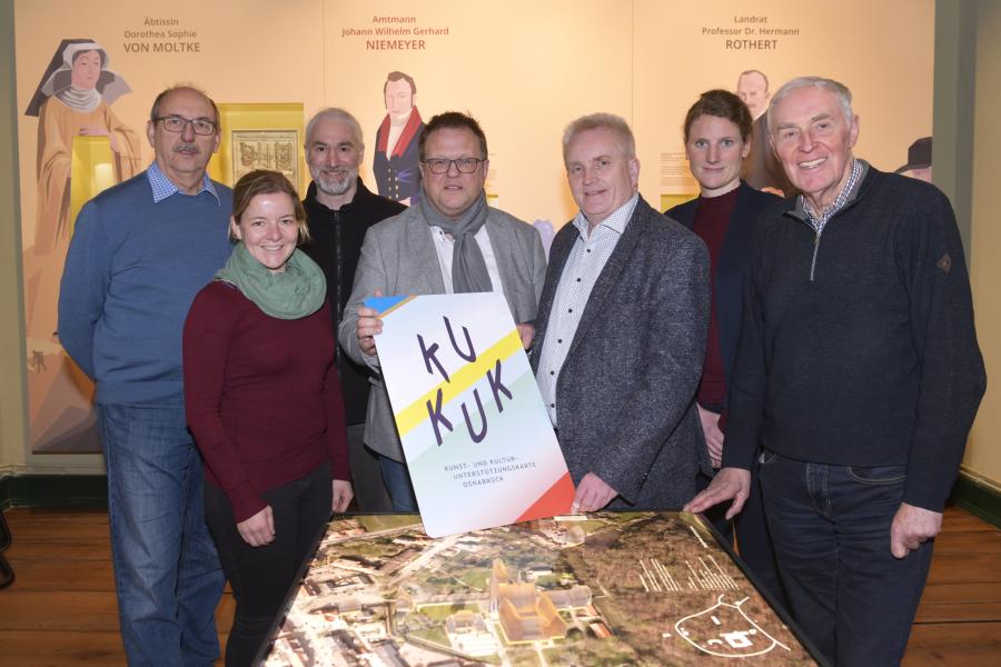 Freuen sich im kreiseigenen Museum im Kloster auf Besucherinnen und Besucher mit der KUKUK: (von links) Manfred Kalmlage (Kreisheimatbund Bersenbrück), Ina Hansel, Thomas Schmitz, Max Ciolek (alle KAOS e. V.), Burkhard Fromme, Katharina Pfaff (beide Kulturbüro Landkreis Osnabrück) und Franz Buitmann (Kreisheimatbund Bersenbrück)