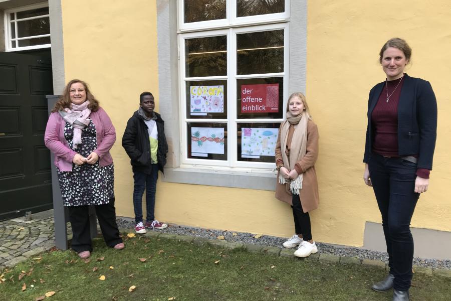 Gemeinsam mit Kunstlehrerin Dr. Susanne Roll und Katharina Pfaff vom Kulturbüro begutachten Mohammed und Leonie ihre Bilder im Fenster. Foto: Bersenbrücker Kreisblatt/Jana Seibel