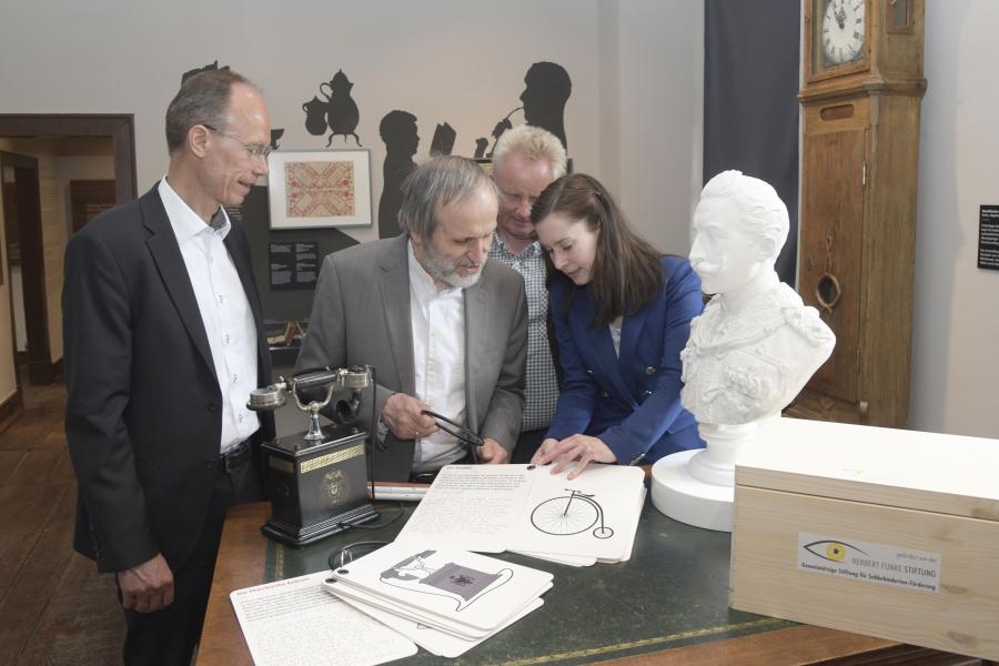 Ein Service für Menschen mit Sehbehinderung: Taktile Bücher ermöglichen es ihnen, die Exponate im Museum im Kloster leichter zu erfassen.