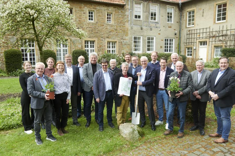 Auf Einladung von Kreisrat Matthias Selle (siebter von links) traf sich das Kuratorium des Museums im Kloster, um die Jubiläumsvorbereitungen im Museumsgarten in Augenschein zu nehmen. Zu den Teilnehmern gehörten Förderer Bernd Heinemann (Kreissparkasse Bersenbrück) als Vertreter der Stiftung der Sparkassen im Landkreis Osnabrück (siebter von rechts) und Gartenbauunternehmer Karsten Igel (vordere Reihe, Mitte).