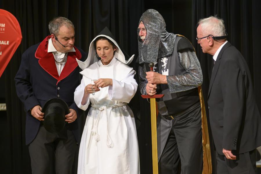 Vier SchauspielerInnen stellen die Museumsgefährten dar.