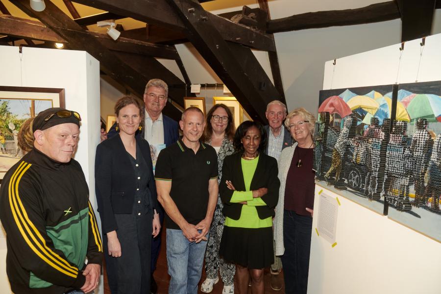 In diesem Jahr präsentiert das Museum im Kloster Bersenbrück während des Reggae Jam Festivals einen künstlerischen Schwerpunkt. Von links: Festivalgründer Bernd Lagemann, Museumsleiterin Katharina Pfaff, Kreisrat Matthias Selle, Kurator Karl-Olaf Kaiser, Kunsthistorikerin Claudia Hucke, Kunstsammlerin und Sondergesandte Jamaikas Theresa Roberts, der Vorsitzende des Kreisheimatbundes Bersenbrück Franz Buitmann und die stellvertretende Bürgermeisterin der Stadt Bersenbrück Heike Menslage.