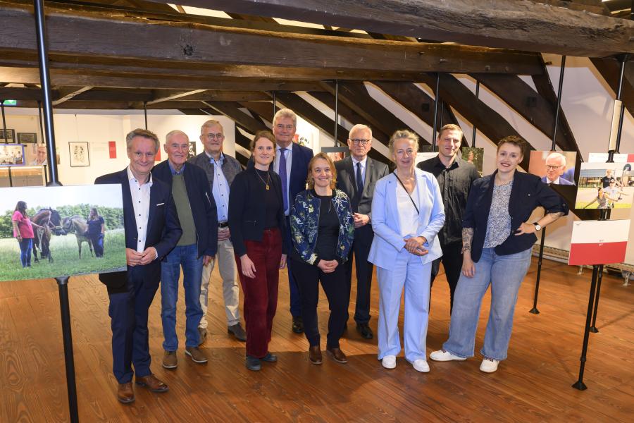 Gruppenbild in Ausstellung Freundschaft / Amitié