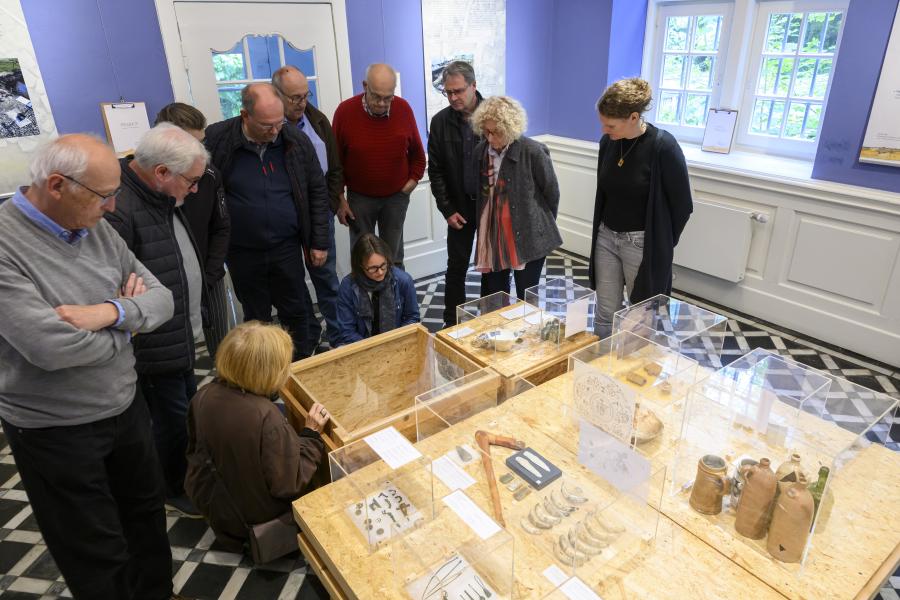 Ausstellungsmacherin Judith Franzen (Mitte unten) und der Leiter der Stadt- und Kreisarchäologie Osnabrück Axel Friederichs (3.v.r.) führen das Museumsteam in die Inhalte der Ausstellung ein. Foto: Landkreis Osnabrück/Hermann Pentermann