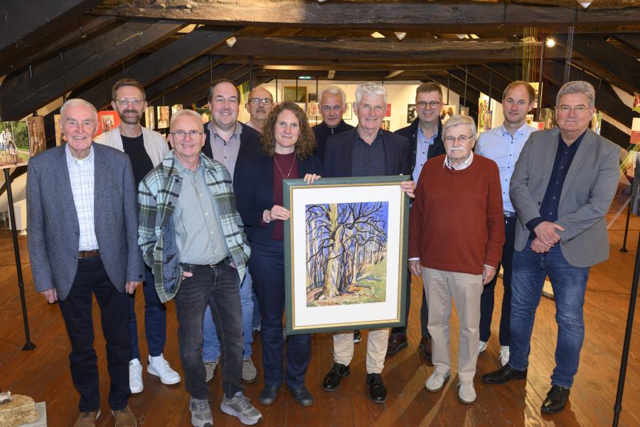  In der Sonderausstellung „Freundschaft/Amitié“ verschafft sich das Kuratorium einen Überblick und präsentiert im Ausblick auf die kommende Ausstellung ein Werk des Künstlers Gerhard Sperling. Foto: Hermann Pentermann/Landkreis Osnabrück