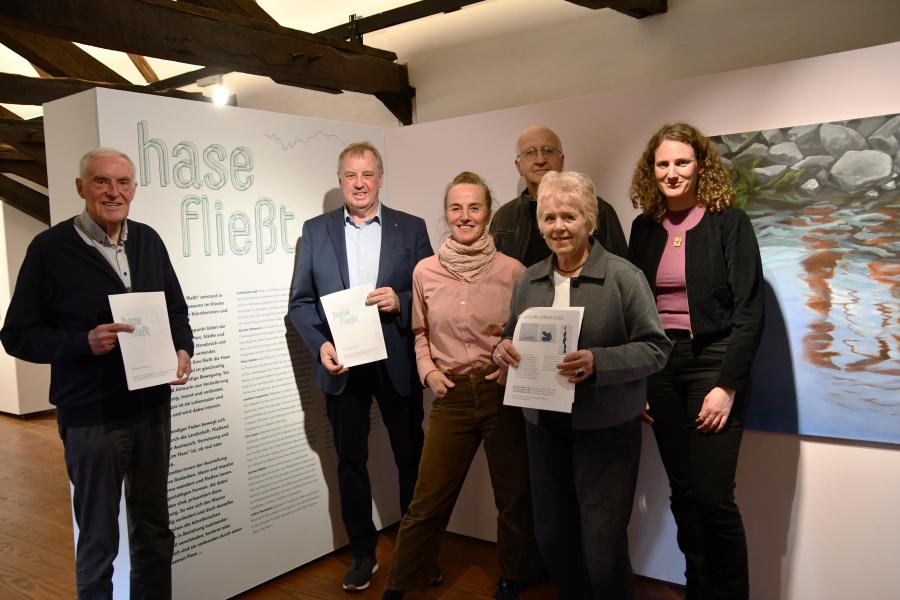 Direkt vor der Eröffnung warfen (von links) Franz Buitmann (Kreisheimatbund Bersenbrück), der stellvertretende Landrat Werner Lager, Regine Wolff, Jürgen Wendt, Mechthild Wendt (alle BBK) und Katharina Pfaff (Landkreis Osnabrück) schon einen Blick in die neue Ausstellung „hase fließt“. Foto: Reinhard Rehkamp