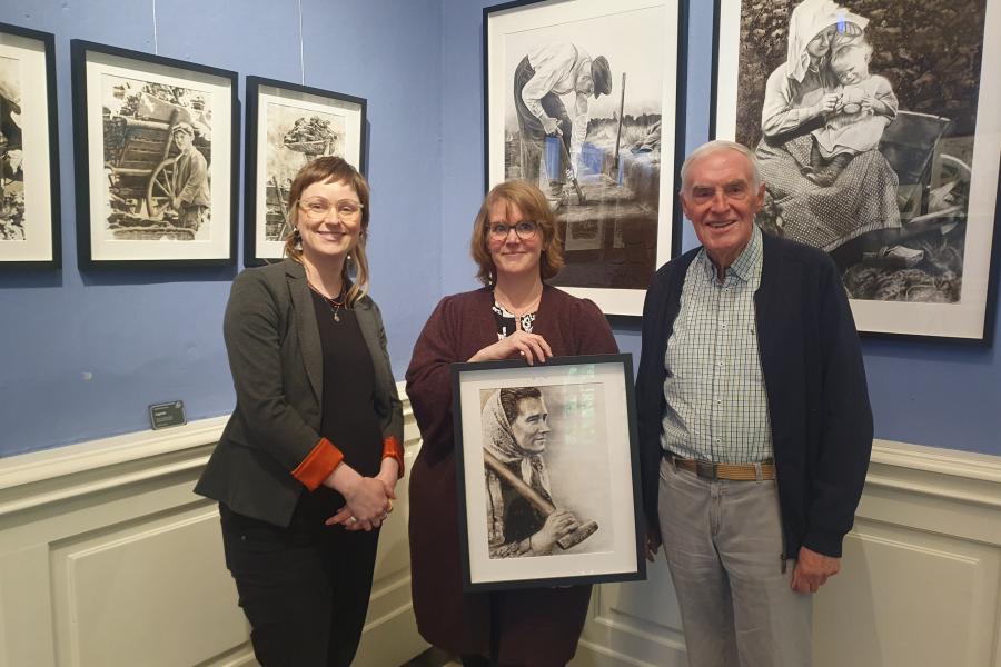Museumsleitung Claudia Stuckenberg, Künstlerin Sandra Maas und der Vorsitzende des Kreisheimatbundes Bersenbrück Franz Buitmann (von links) präsentieren die Ausstellung „Von Torfstaub gezeichnet“ im Blauen Salon im Museum im Kloster. Foto: Landkreis Osnabrück