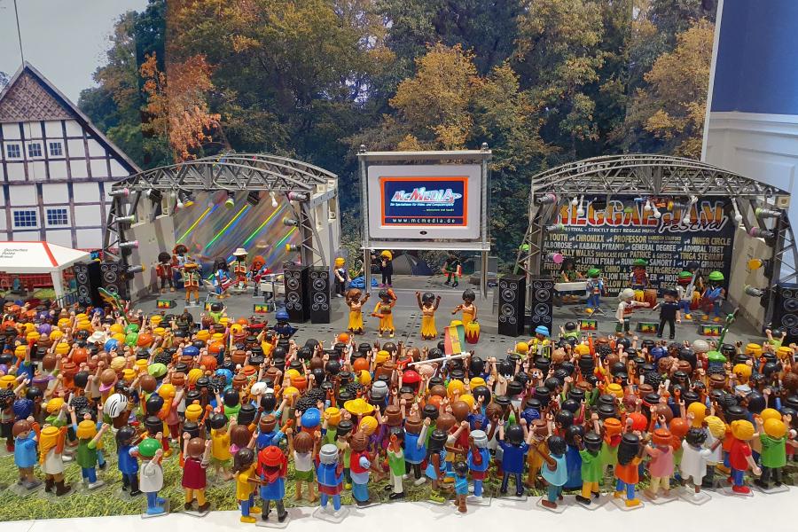 Ausgelassene Festivalstimmung im Museum im Kloster: Während des Reggae Jams kann die Nachbildung des Festivals aus Playmobil bei freiem Eintritt bewundert werden. Foto: Landkreis Osnabrück